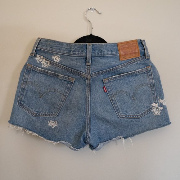 Levi’s 501 Floral Embroidered Shorts - Picture 6 of 6